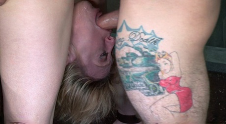 Секс-рабынь Бонни Дэй и Ди Уильямс душат и трахают вчетвером в БДСМ картинка 9