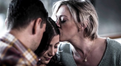 Молодая латиноамериканка Натали Брукс занимается сексом втроем со своей мачехой Ди Уильямс картинка 5