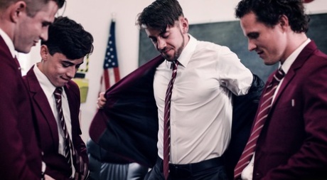 Зрелую учительницу блондинку Ди Уильямс трахают толпой ее ученики картинка 5