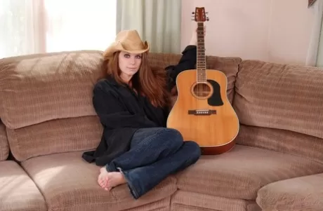 Босоногая деревенская девушка откладывает гитару и обнажает свой лифчик картинка 5