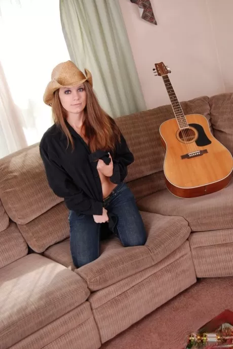 Босоногая деревенская девушка откладывает гитару и обнажает свой лифчик картинка 6