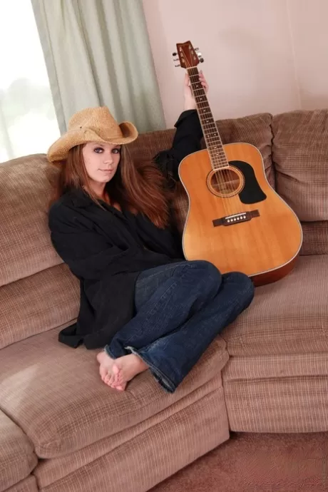 Босоногая деревенская девушка откладывает гитару и обнажает свой лифчик картинка 4