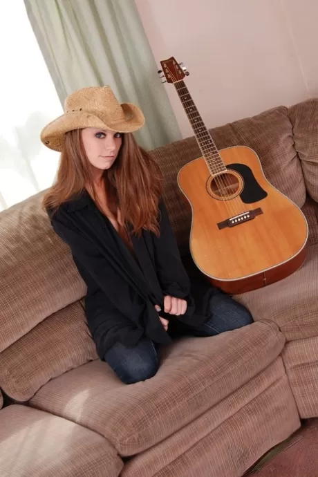 Босоногая деревенская девушка откладывает гитару и обнажает свой лифчик картинка 11