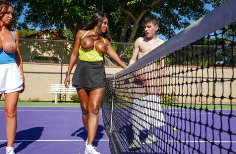 Грудастые черно-белые мамочки Никки Бенц и Даймонд Джексон занимаются сексом втроем картинка 3