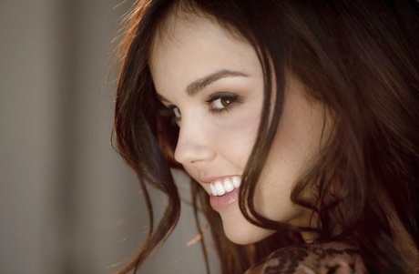 Молодая красотка Диллион Харпер показывает свое потрясающее тело и мастурбирует картинка 3