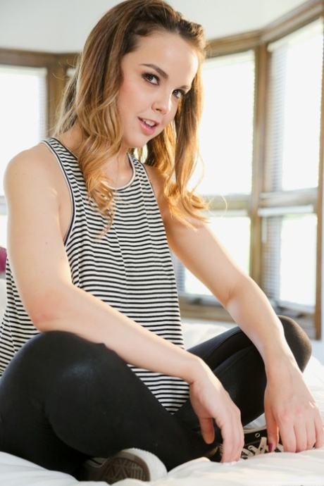 Возбужденная одетая Диллион Харпер раздевается, чтобы показать большие сиськи и круглую попку картинка 2