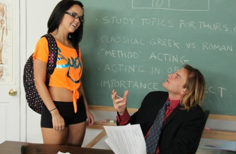 Студентка-брюнетка Диллион Харпер вступила в сексуальные отношения со своим учителем в классе картинка 2