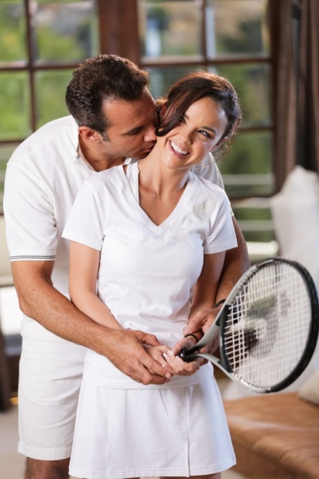 Модель реалити-шоу Диллион Харпер в короткой юбке ласкает свою большую грудь картинка 2