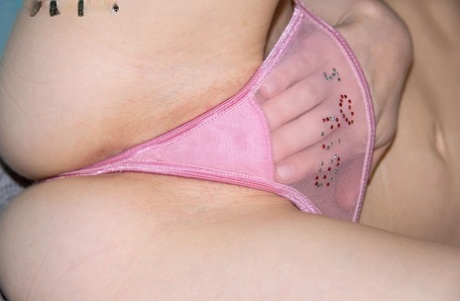 Рыжеволосая любительница Долли Литтл снимает свои розовые трусики перед мастурбацией картинка 7