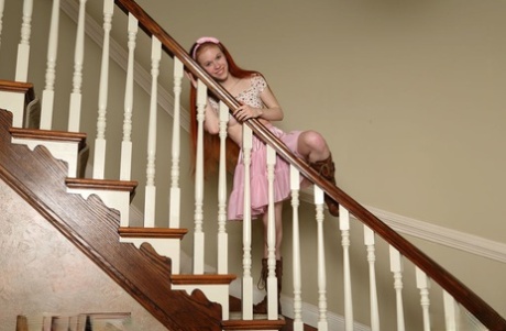 Симпатичная юная Долли Литтл использует инструмент, чтобы раздвинуть свою молоденькую киску и игрушки в сапогах картинка 2