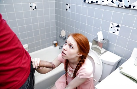 Натуральная рыжеволосая молоденькая Долли Литтл занимается оральным сексом с большим членом над ними с косичками картинка 3