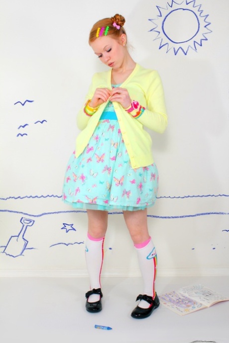 Очаровательная рыжеволосая молоденькая Долли Литтл раздевается догола в носках и туфлях Мэри Джейн картинка 3