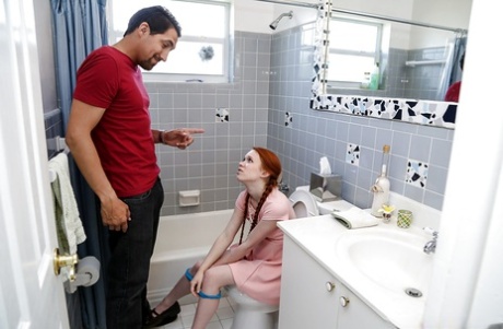 Натуральная рыжеволосая молоденькая Долли Литтл занимается оральным сексом с большим членом над ними с косичками картинка 2