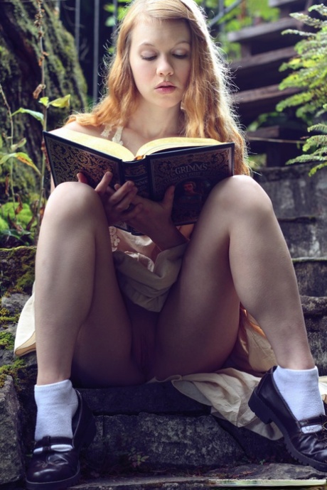 Молодая рыжеволосая Долли Литтл обнажается на ступеньках сада во время чтения картинка 10