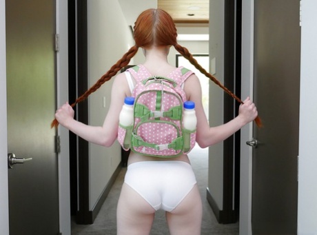 Школьница Долли Литтл снимает юбку и трусы для великолепной сольной игры картинка 12