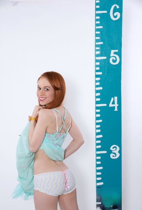 Молодо выглядящая рыжеволосая Долли Литтл обнажает свои маленькие сиськи в милых трусиках картинка 6