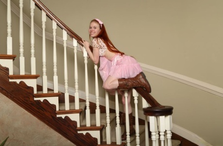 Симпатичная юная Долли Литтл использует инструмент, чтобы раздвинуть свою молоденькую киску и игрушки в сапогах картинка 3