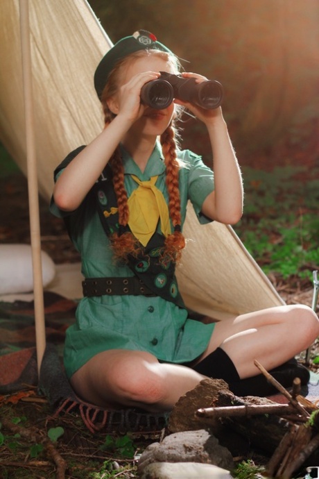 Рыжеволосая девочка-скаут Долли Литтл раздевается перед своей палаткой в берете картинка 9