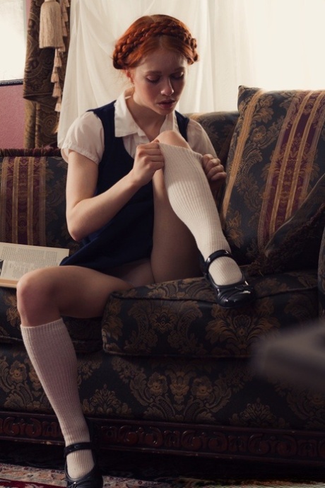 Молодо выглядящая рыжеволосая Долли Литтл раздевается догола в белых носках и туфлях Мэри Джейн картинка 4
