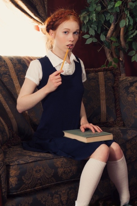 Молодо выглядящая рыжеволосая Долли Литтл раздевается догола в белых носках и туфлях Мэри Джейн картинка 2