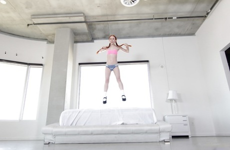 Молоденькая рыжеволосая Долли Литтл обнажает бритую киску в косичках и носках картинка 8