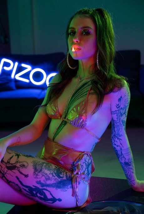 Сексуальную молоденькую Иден Айви трахают в сапогах выше колена картинка 5