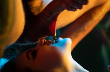 Голая девушка Иден Айви прикрывает свою грудь оберткой из сарана перед сексом BBG картинка 11