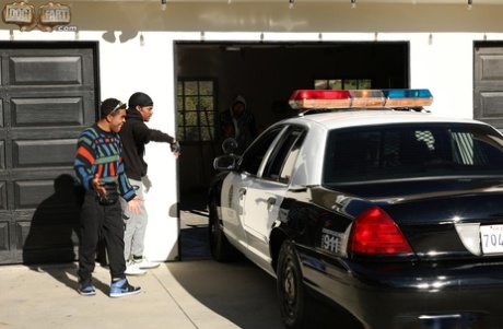 Элиза Ибарра истекает спермой со своего подбородка после межрасового минета с полицейскими картинка 3