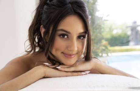 Красивая молоденькая латиноамериканка Элиза Ибарра уверенно раздевается полностью картинка 18