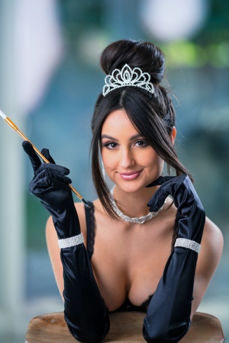 Молоденькая латиноамериканка Элиза Ибарра соблазняет своего друга-мужчину в черном нижнем белье и нейлоновых чулках картинка 8