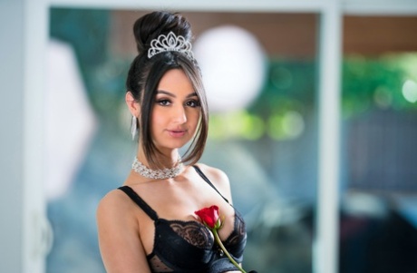 Молоденькая латиноамериканка Элиза Ибарра соблазняет своего друга-мужчину в черном нижнем белье и нейлоновых чулках картинка 10