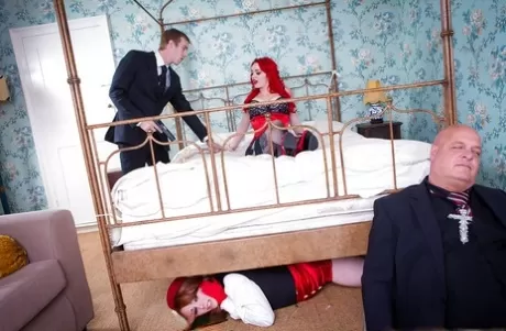 Рыжеволосая коридорная Элла Хьюз присоединяется к Жасмин Джеймс для секса втроем в гостиничном номере картинка 4