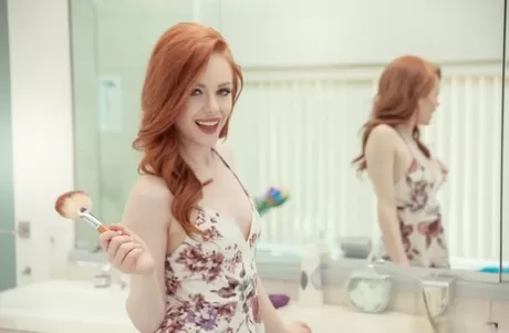 Сексуальная рыжеволосая Элла Хьюз облизывает свои пальцы после того, как они оказались внутри ее влагалища картинка 2