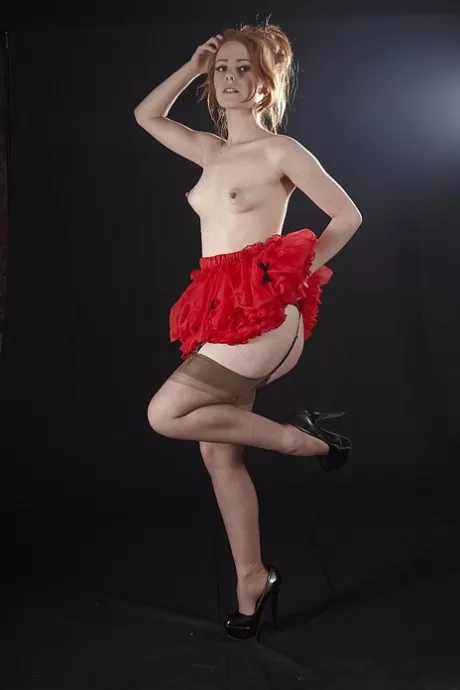 Натуральная рыжеволосая Элла Хьюз позирует топлесс в красной пачке и нейлоновых чулках FF картинка 3
