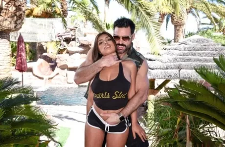 Горячая девушка с длинными волосами и огромной грудью стоит обнаженная, сняв одежду картинка 11