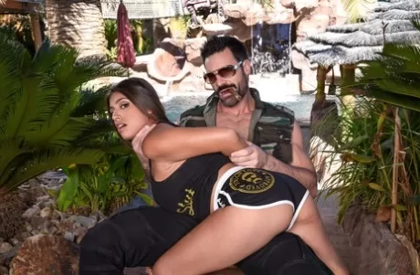 Горячая девушка с длинными волосами и огромной грудью стоит обнаженная, сняв одежду картинка 14