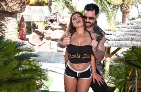 Горячая девушка с длинными волосами и огромной грудью стоит обнаженная, сняв одежду картинка 12