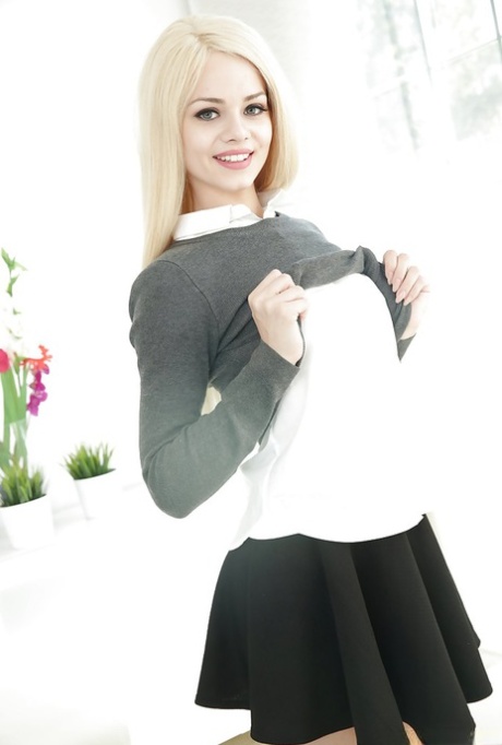 Симпатичная блондинка любительница Эльза Джин раздевается до носков выше колена картинка 5