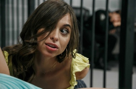 Молоденькие цыпочки Райли Рид и Эльза Джин едят тюремную киску перед сексом втроем картинка 2