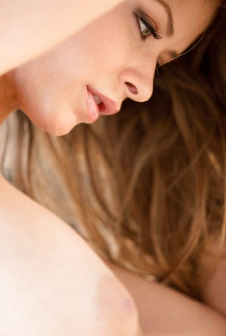 Сладко-симпатичная леди Эмили Эддисон показывает свои потрясающие большие сиськи картинка 15