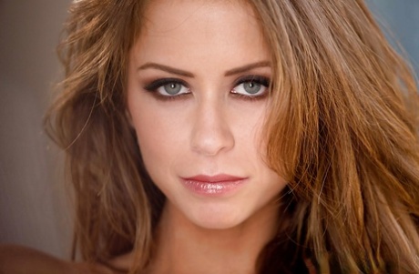 Испепеляющая красотка Эмили Эддисон раздевается и дрочит пальцами свою мокрую пизду картинка 7