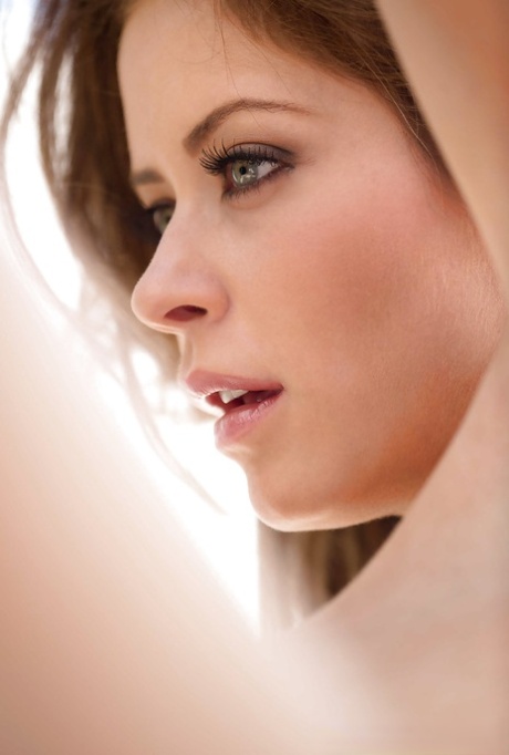 Сладко-симпатичная леди Эмили Эддисон показывает свои потрясающие большие сиськи картинка 14