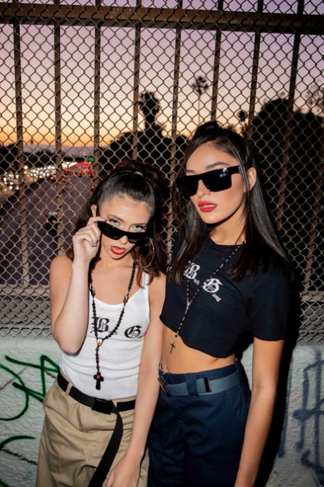 Латиноамериканские подростки Эмили Уиллис и Джейн Уайлд принимают большой черный член в свой черный ход картинка 5