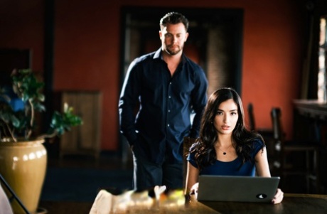 Сексуальная девушка и ее друг-мужчина принимают участие в жестком трахе на столе картинка 2