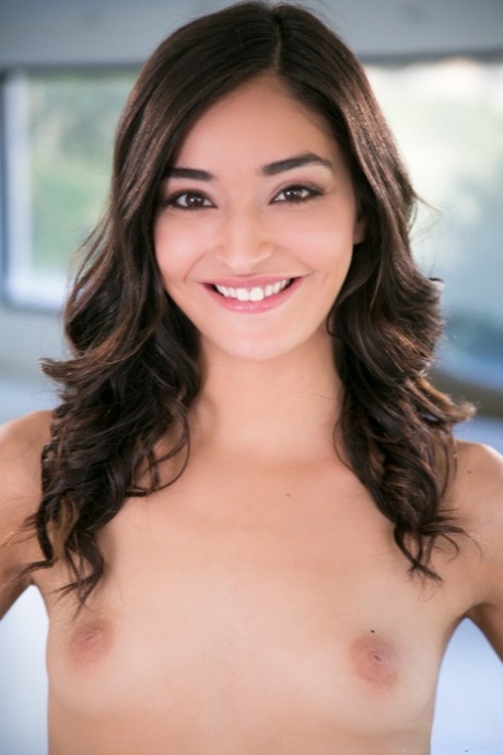 Сладкая молоденькая снимает лифчик и трусики, чтобы позировать обнаженной на каблуках картинка 12