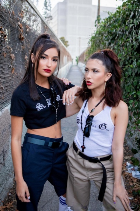 Знойные брюнетки Эмили Уиллис и Джейн Уайлд занимаются аналом с большим черным членом картинка 2