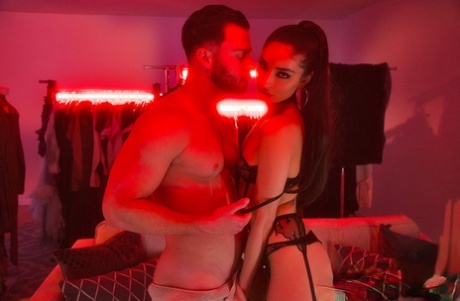 Сексуальная брюнетка Эмили Уиллис трахается из жопы в рот со своим другом-мужчиной картинка 4