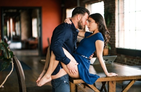 Сексуальная девушка и ее друг-мужчина принимают участие в жестком трахе на столе картинка 5