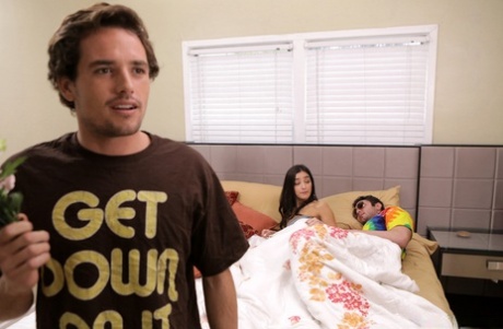 Брюнетка Эмили Уиллис получает внешнюю порцию спермы от своего сводного брата картинка 12