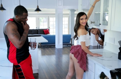 Худенькая молодая девушка Эмили Уиллис вступает в сексуальные отношения с большим черным членом картинка 4